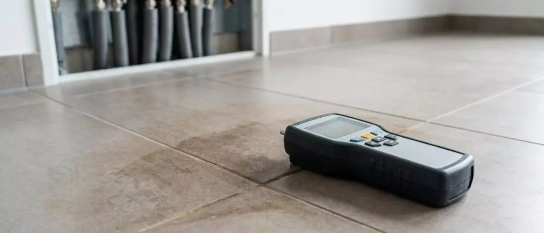 Wat is verborgen vocht door een lek in de verwarmingslus