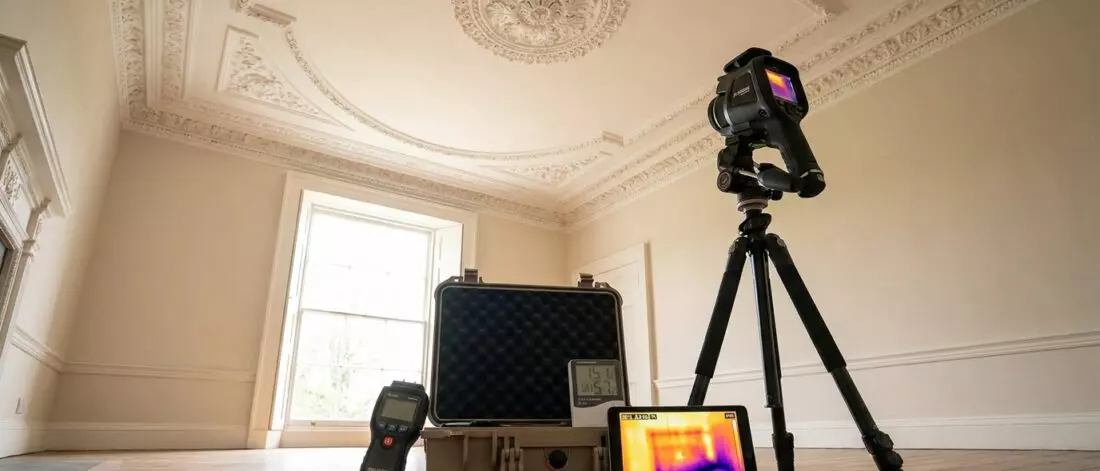 lekdetectie Hoe controleer je een lek in een monumentaal plafond zonder historisch stucwerk te beschadigen draait om slim en veilig onderzoek.