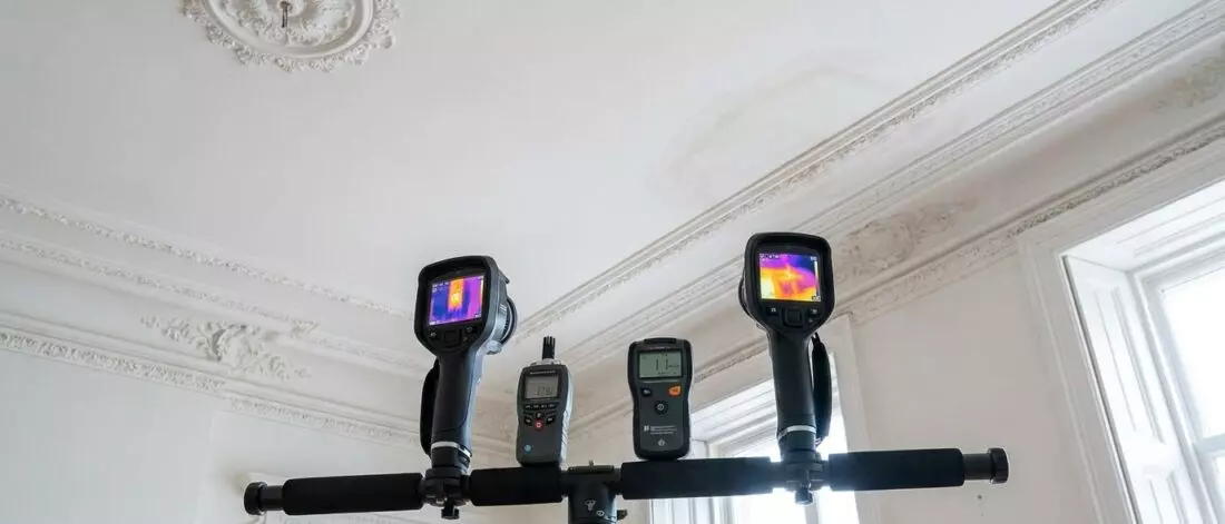 Lek in een monumentaal plafond opsporen zonder stucwerk te beschadigen