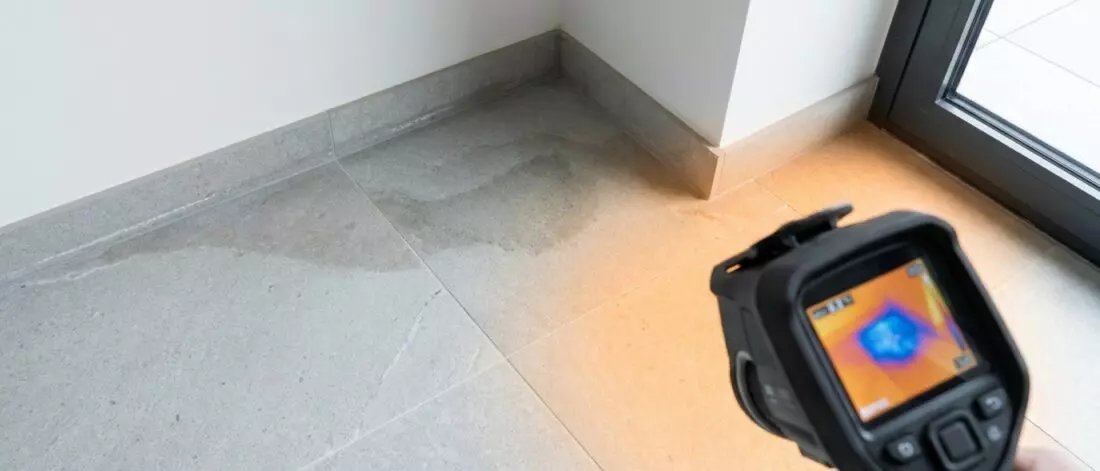 lekdetectie Hoe controleer je een lekkage in een showroom met natuurstenen vloer en vloerverwarming begint met slim kijken.