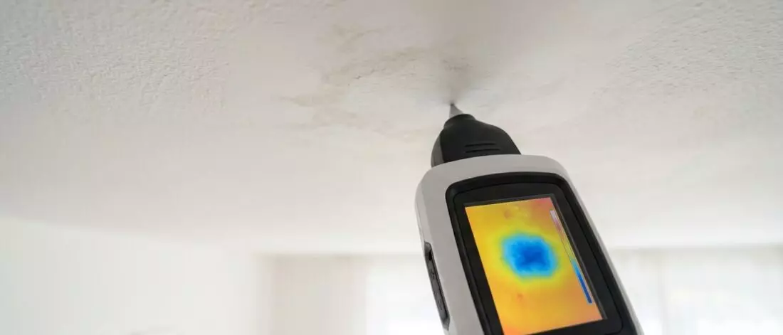 lekdetectie Hoe ontdek je restvocht in een plafond na een gerepareerd lek?