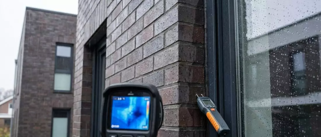 Wat is spouwmuur vocht bij regenafhankelijke schade