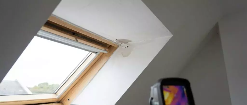 lekdetectie Je ziet vochtplekken rond je dakkapel.