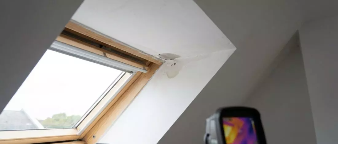 lekdetectie Je ziet vochtplekken rond je dakkapel.