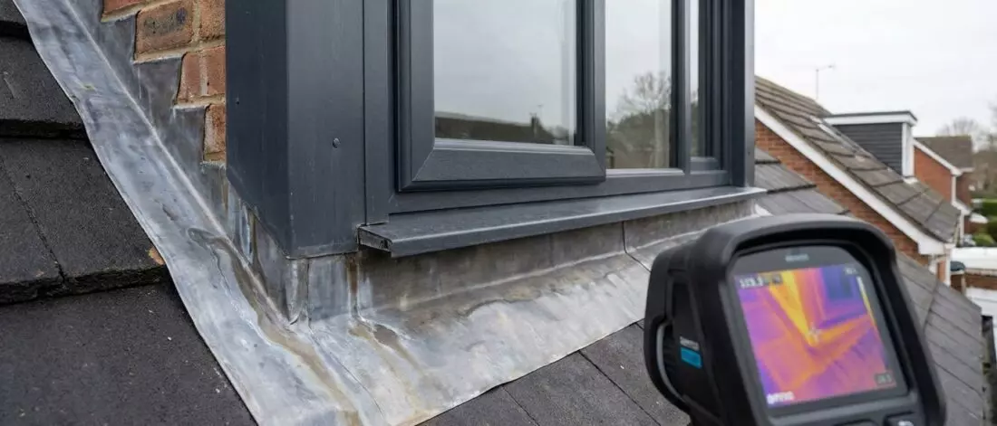 Wat is een lekkage in een dakkapel bij dakrand kozijn en loodslab