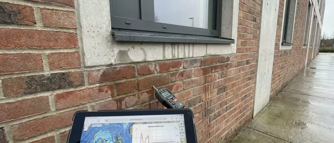 Gevel en spouwmuur lekkage verklaard met regenpatroon en detailanalyse