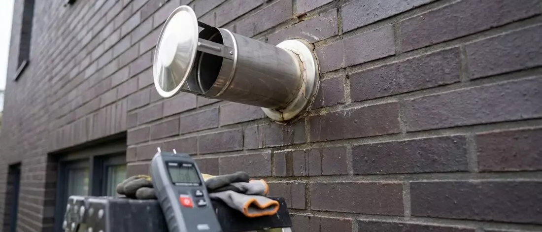 Wat een geveldoorvoer is en waarom waterinloop en kieren ontstaan