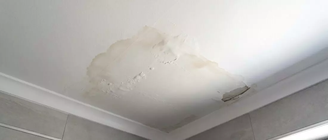 Wat is doorslaand vocht in je badkamerplafond