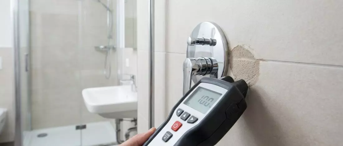 lekdetectie Hoe controleer je een badkamerwand op lekkage na het vervangen van sanitair?