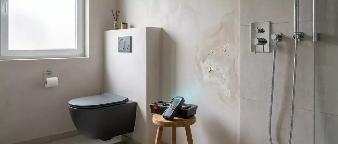 Wat is een lekkage in de badkamerwand na vervangen sanitair