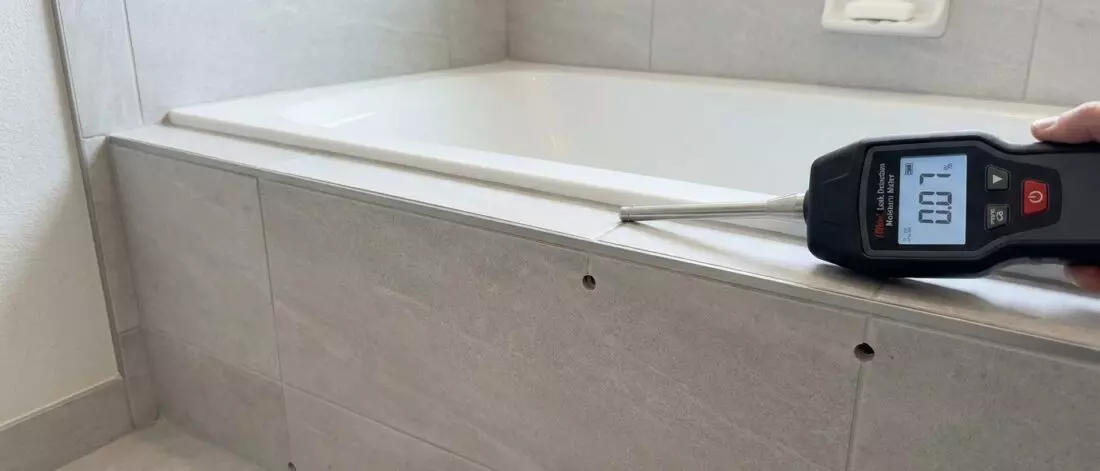 Hoe je een badombouw controleert op verborgen lekkage onder de kuiprand