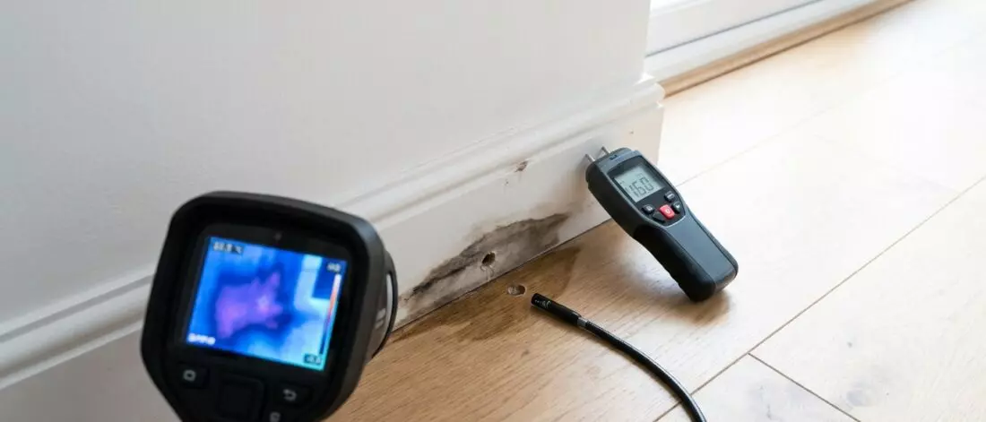 lekdetectie Hoe controleer je een binnenmuur op een lek dat de vloer aan de voet nat maakt?
