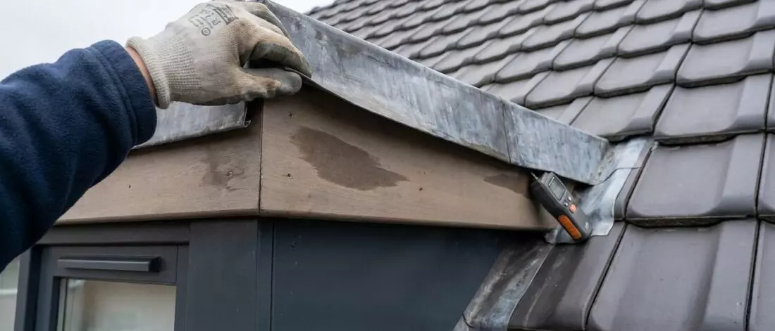 lekdetectie Hoe controleer je een dakkapel op een lek in de overgang van lood en dakpannen?