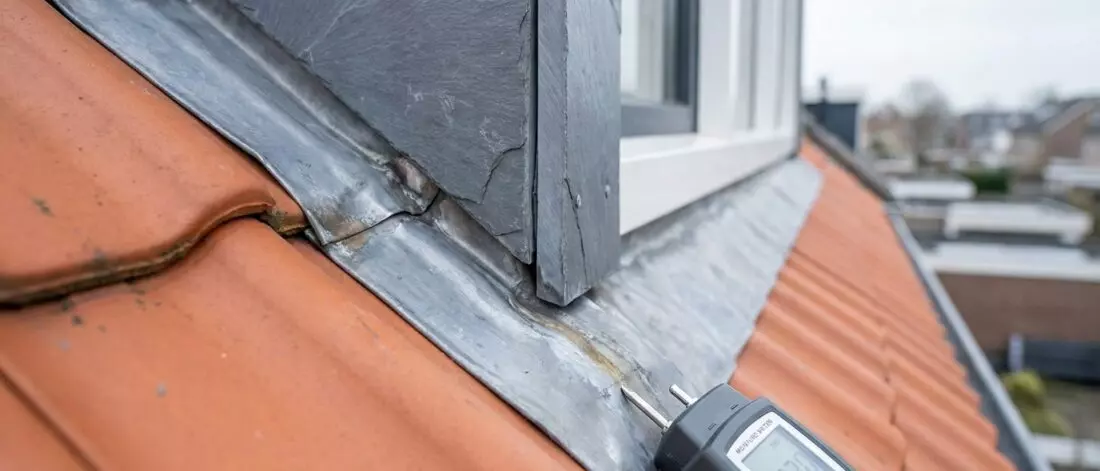 Wat is de overgang van lood en dakpannen bij een dakkapel