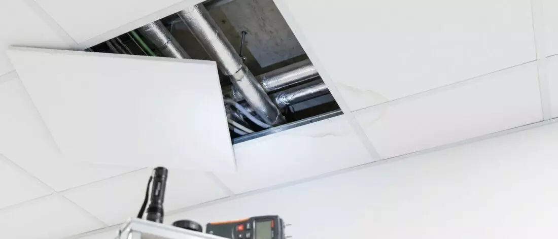 lekdetectie Hoe controleer je een lek in een systeemplafond van een praktijkruimte of kantoor start met snelle checks.