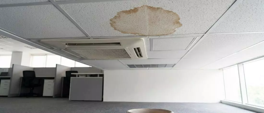 Wat is een lek in een systeemplafond in praktijkruimte of kantoor