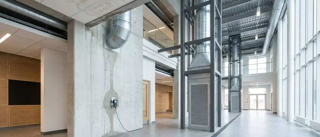 Wat is lekkage in een schoolgebouw met lange plafonds en schachten