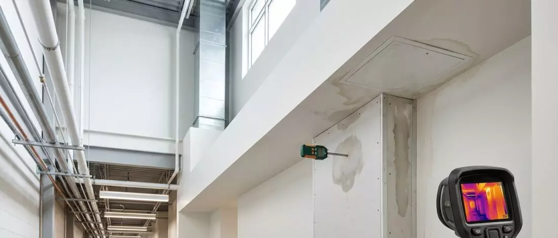 Typen lekkages in scholen met lange plafonds en schachten