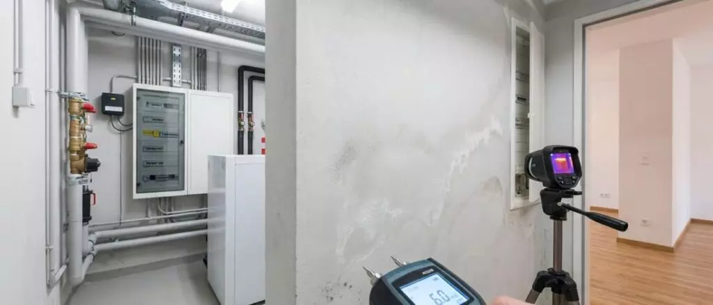 lekdetectie Hoe controleer je een muur op vocht vanuit een aangrenzende technische ruimte?