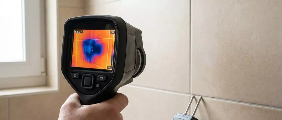 Hoe gebruik je een infraroodcamera om een verborgen waterlek zonder breekwerk te vinden
