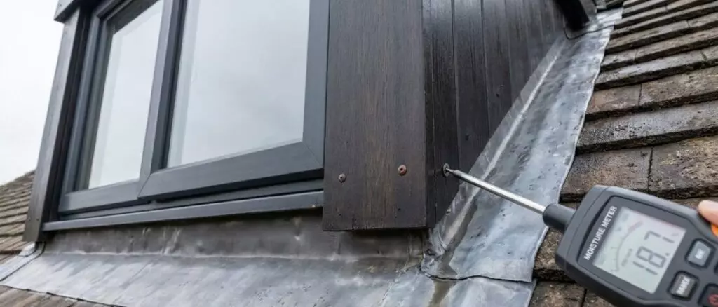 lekdetectie Je wilt weten hoe je een dakkapel controleert op regenwater dat via schroefgaten binnendringt.