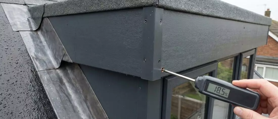 Stappenplan hoe controleer je een dakkapel op regenwater dat via schroefgaten binnendringt