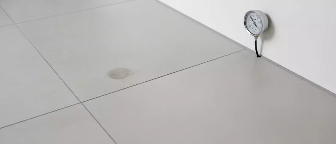 Wat is een lekkage in vloerverwarming onder tegelvloer zonder hakwerk