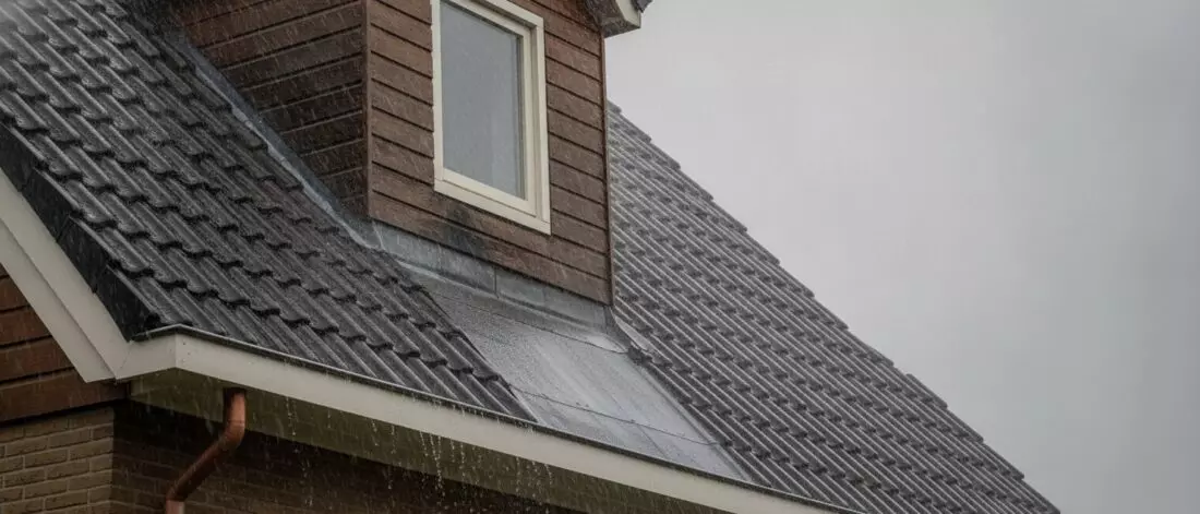 lekdetectie Zie je bij slagregen met harde wind uit dezelfde hoek steeds vocht rond je dakkapel.