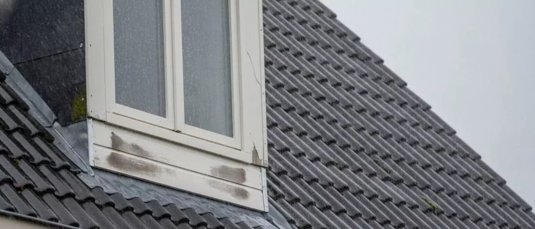 Wat is een dakkapel lekkage bij harde regen en wind uit een vaste hoek