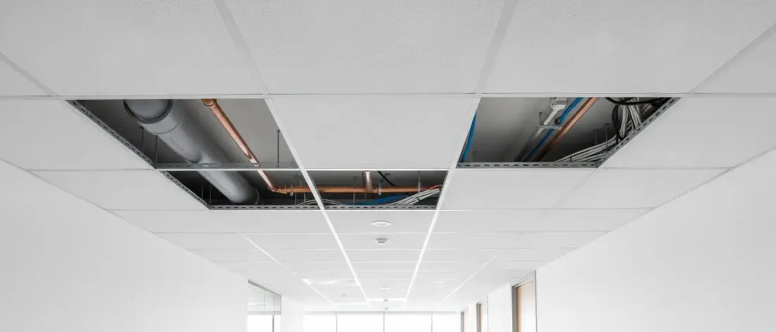 Wat is een lekkage boven een systeemplafond